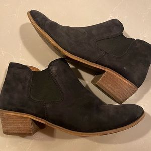 Black suede bp ankle boot size 8.5